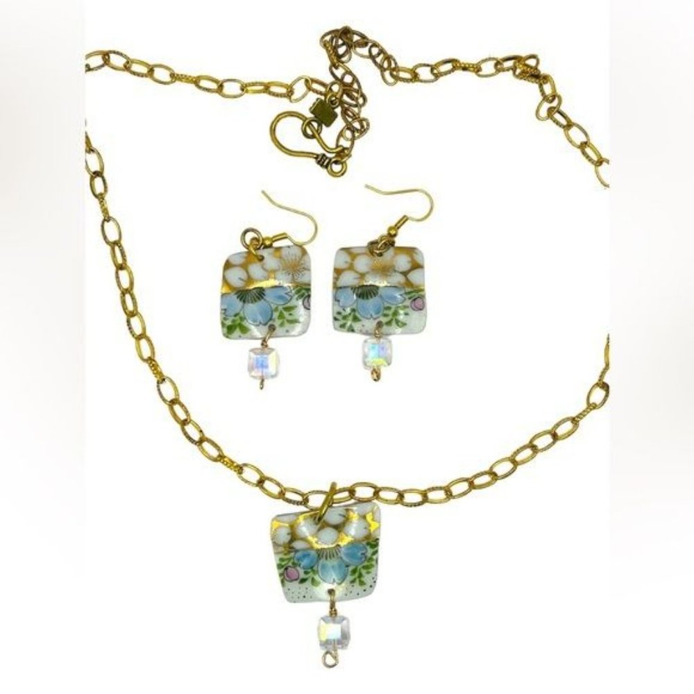 Broken China Artisan Pendant from a Vint English Fine China Cup & Crystal Dangle - Picture 5 of 17